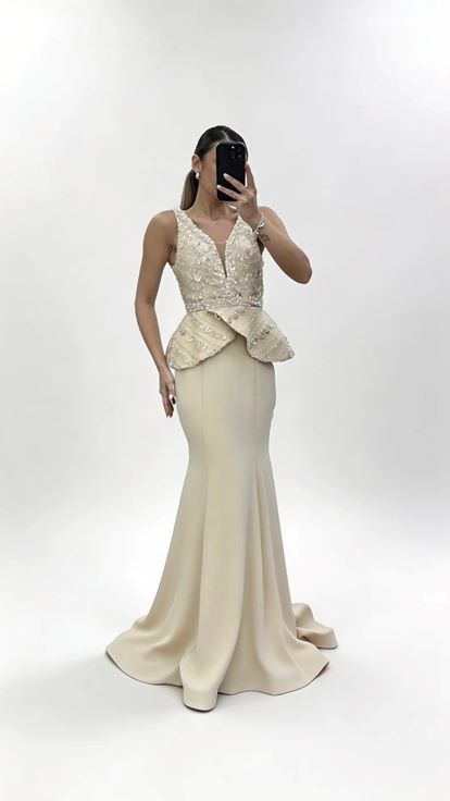 Goldenes Abendkleid im Peplum Stil mit breiten Trägern und langer Schleppe