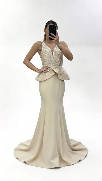 Goldenes Abendkleid im Peplum Stil mit breiten Trägern und langer Schleppe