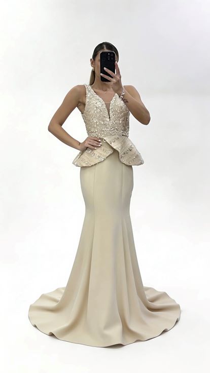 Goldenes Abendkleid im Peplum Stil mit breiten Trägern und langer Schleppe