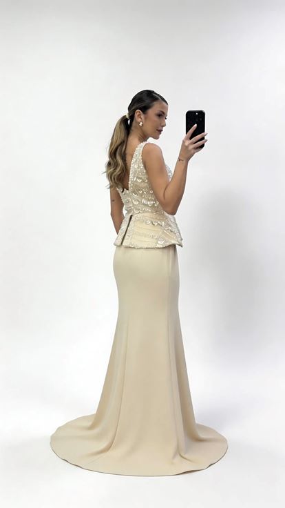 Goldenes Abendkleid im Peplum Stil mit breiten Trägern und langer Schleppe