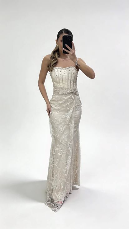 Goldfarbenes  trägerloses  drapiertes  schimmerndes Spitzen Abendkleid