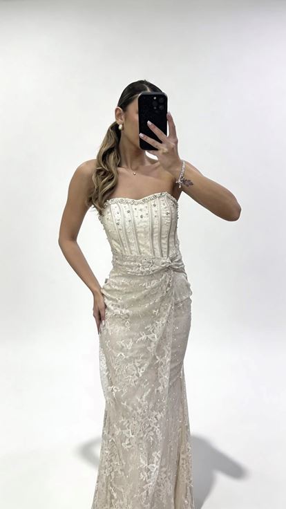 Goldfarbenes  trägerloses  drapiertes  schimmerndes Spitzen Abendkleid