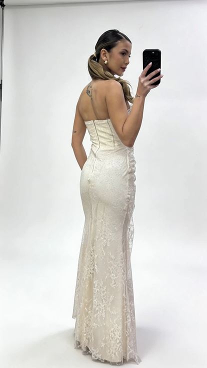 Goldfarbenes  trägerloses  drapiertes  schimmerndes Spitzen Abendkleid