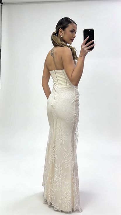 Goldfarbenes  trägerloses  drapiertes  schimmerndes Spitzen Abendkleid