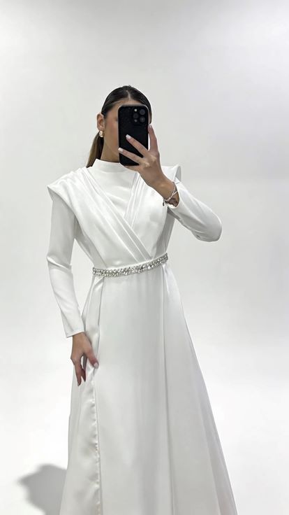 Beyaz Hakim Yaka Omuz Drape Detaylı Tesettür Abiye Elbise