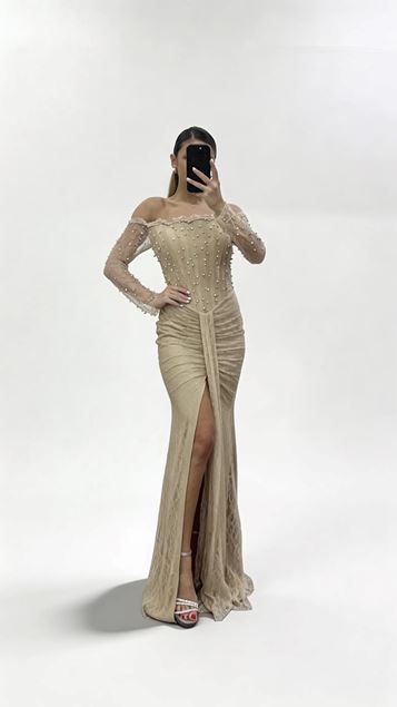 Abendkleid aus Nerzfarbenem  perlenbesetztem Bootausschnitt und drapierter  langer Spitze