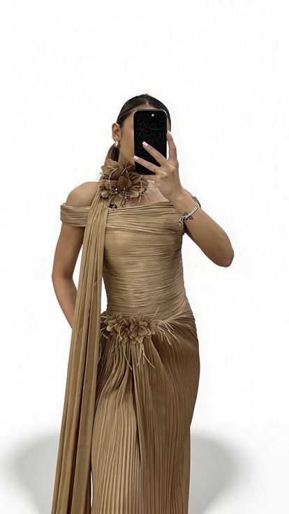 Abendkleid mit langem Schalkragen  Falten und floralen Applikationen in Goldoptik