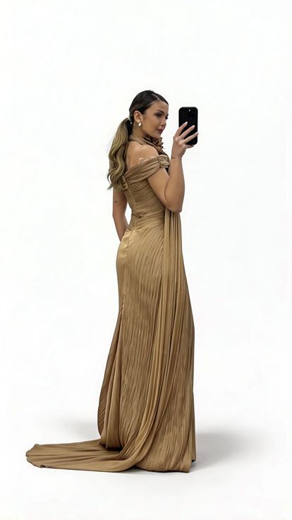 Abendkleid mit langem Schalkragen  Falten und floralen Applikationen in Goldoptik