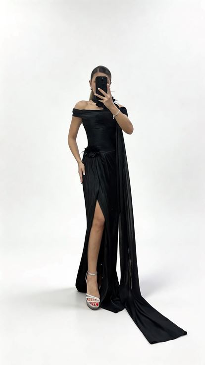 Langes schwarzes Abendkleid mit Neckholder  Schalkragen  floralen Applikationen und Falten 