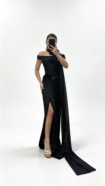 Langes schwarzes Abendkleid mit Neckholder  Schalkragen  floralen Applikationen und Falten 