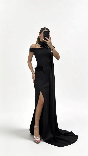 Langes schwarzes Abendkleid mit Neckholder  Schalkragen  floralen Applikationen und Falten 