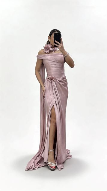 Puderrosa langes  plissiertes Abendkleid mit Schalkragen  Halsbinde und floralen Applikationen