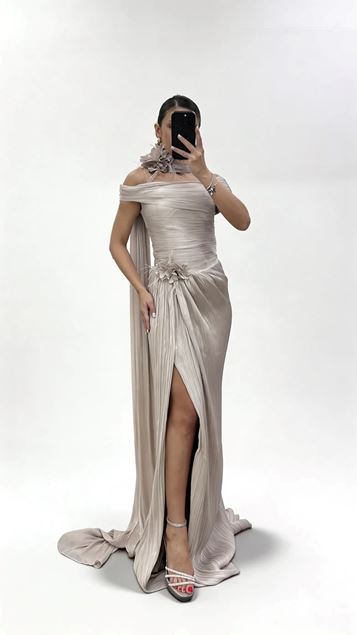 Nerzfarbenes  langes  plissiertes Abendkleid mit Schaldetails und floralen Applikationen 