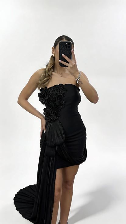 Schwarzes  trägerloses Abendkleid mit floraler Stickerei und Schal Details