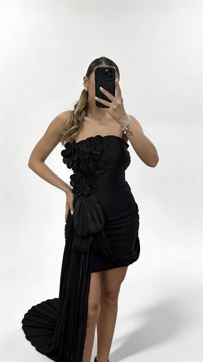 Schwarzes  trägerloses Abendkleid mit floraler Stickerei und Schal Details