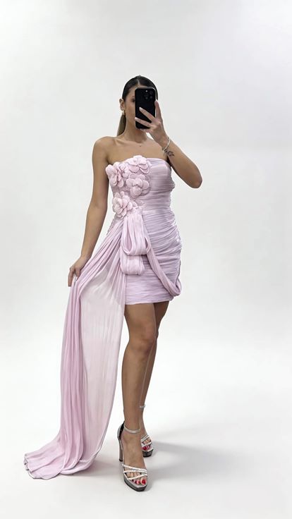 Rosa trägerloses Abendkleid mit Blumenstickerei und Schaldetails