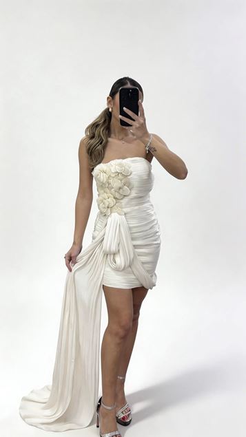 Cremefarbenes  trägerloses Abendkleid mit floraler Stickerei und Schaldetails