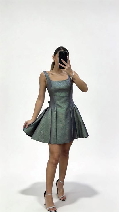 Schwarzes  kurzes Abendkleid in A Linie mit breiten Trägern  eckigem Ausschnitt 