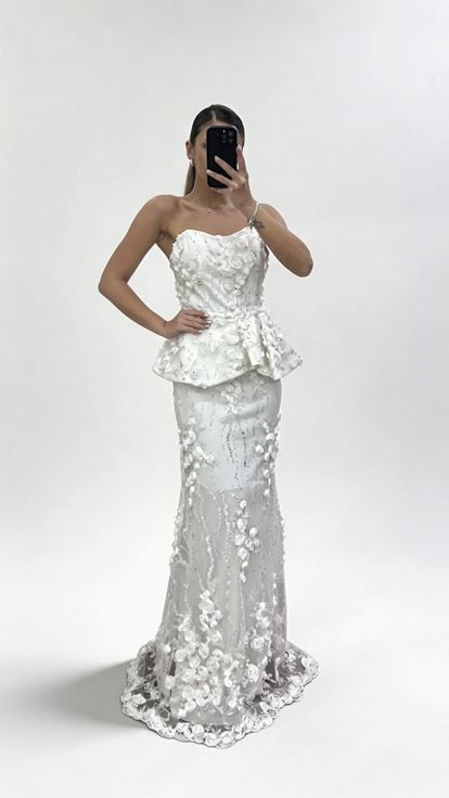 Beyaz Peplum Kesim Çiçek İşlemeli Straplez Abiye Elbise