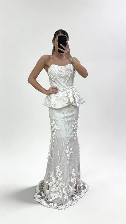 Beyaz Peplum Kesim Çiçek İşlemeli Straplez Abiye Elbise