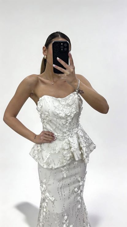 Beyaz Peplum Kesim Çiçek İşlemeli Straplez Abiye Elbise