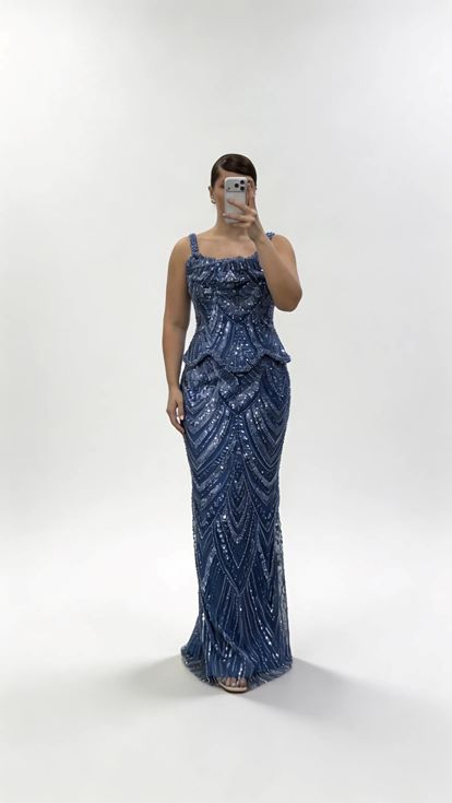 فستان سهرة بمقاسات كبيرة بنقشة أمواج زرقاء وتفاصيل بيبلوم وحمالات عريضة