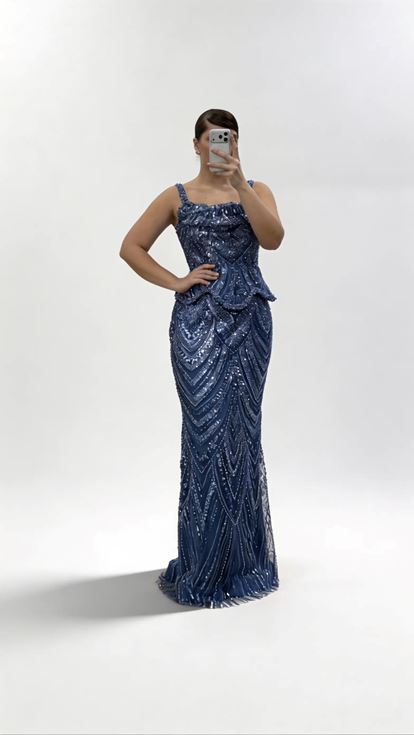 فستان سهرة بمقاسات كبيرة بنقشة أمواج زرقاء وتفاصيل بيبلوم وحمالات عريضة