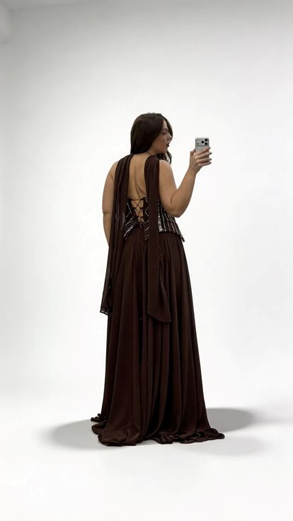 فستان سهرة بني اللون من الشيفون بدون حمالات مزين باللؤلؤ البني، بمقاسات كبيرة