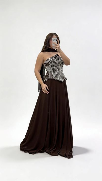 فستان سهرة بني اللون من الشيفون بدون حمالات مزين باللؤلؤ البني، بمقاسات كبيرة