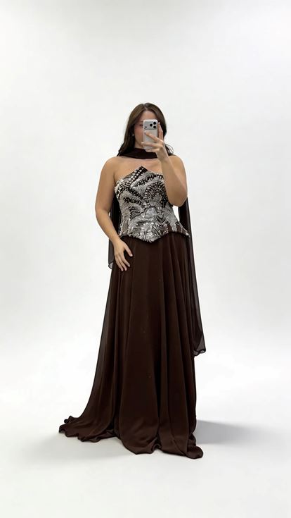 فستان سهرة بني اللون من الشيفون بدون حمالات مزين باللؤلؤ البني، بمقاسات كبيرة