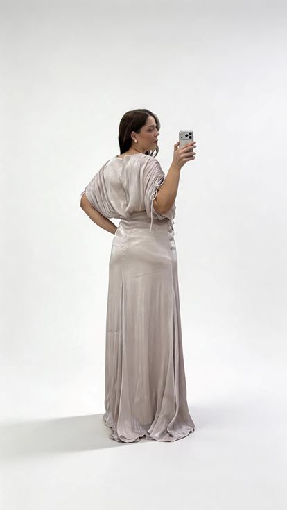 فستان سهرة بمقاسات كبيرة، بياقة على شكل حرف V وتفاصيل مكشكشة، مزين بثنيات 