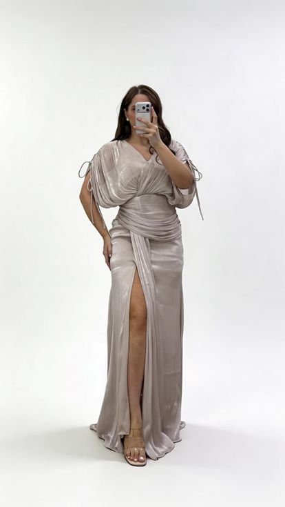 فستان سهرة بمقاسات كبيرة، بياقة على شكل حرف V وتفاصيل مكشكشة، مزين بثنيات 