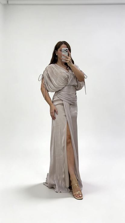 فستان سهرة بمقاسات كبيرة، بياقة على شكل حرف V وتفاصيل مكشكشة، مزين بثنيات 