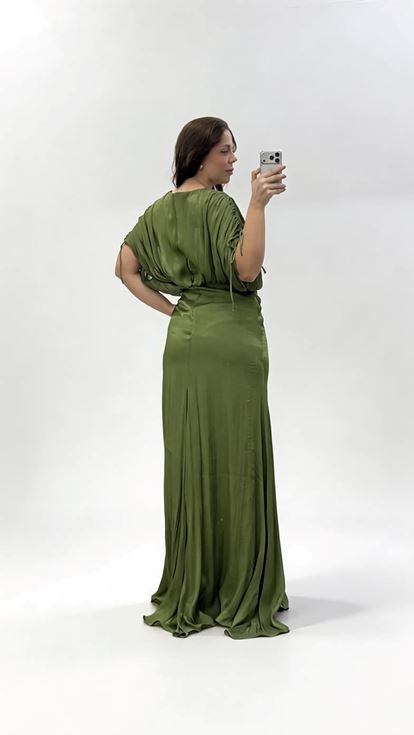 فستان سهرة كاكي اللون بياقة على شكل حرف V وكسرات ومقاسات كبيرة مع تفاصيل تجميعية