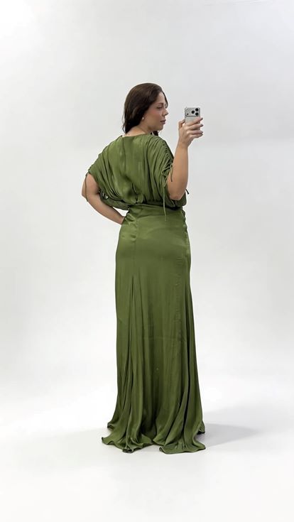 فستان سهرة كاكي اللون بياقة على شكل حرف V وكسرات ومقاسات كبيرة مع تفاصيل تجميعية