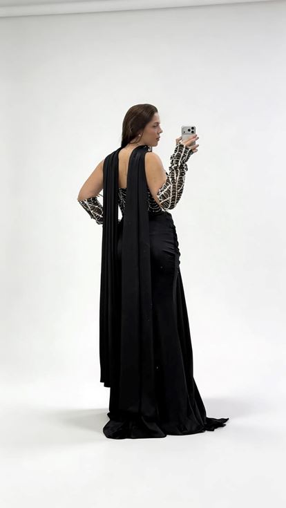 فستان سهرة أسود بمقاسات كبيرة، بتصميم تنورة منسدلة وربطة شال عند الرقبة