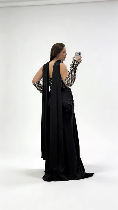 فستان سهرة أسود بمقاسات كبيرة، بتصميم تنورة منسدلة وربطة شال عند الرقبة