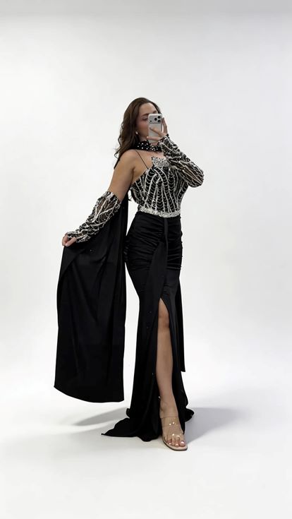 فستان سهرة أسود بمقاسات كبيرة، بتصميم تنورة منسدلة وربطة شال عند الرقبة