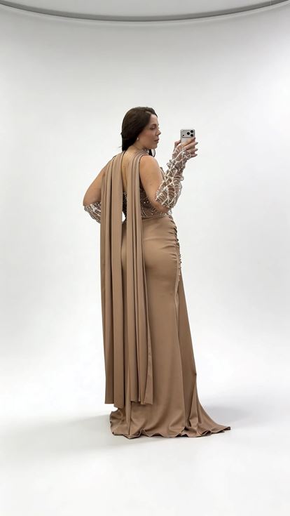 فستان سهرة بني اللون بمقاسات كبيرة، مزين بتنورة منسدلة وربطة شال عند الرقبة