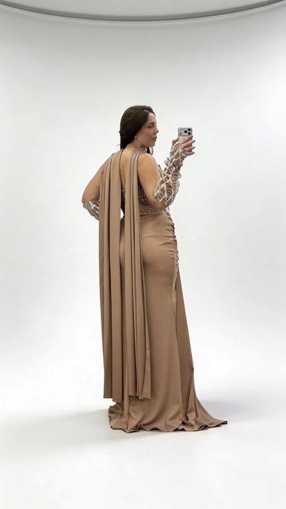 فستان سهرة بني اللون بمقاسات كبيرة، مزين بتنورة منسدلة وربطة شال عند الرقبة