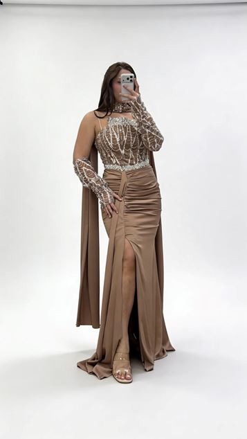 Braunes Abendkleid in Übergröße mit drapiertem Rock und Schalkragen 