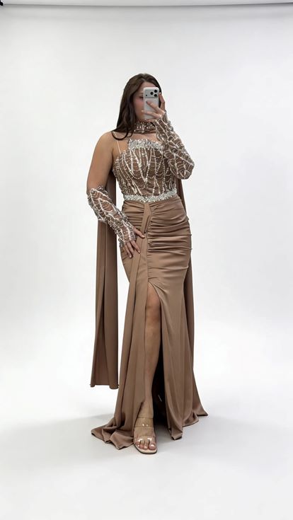 فستان سهرة بني اللون بمقاسات كبيرة، مزين بتنورة منسدلة وربطة شال عند الرقبة