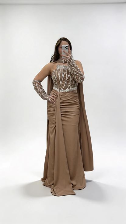 فستان سهرة بني اللون بمقاسات كبيرة، مزين بتنورة منسدلة وربطة شال عند الرقبة