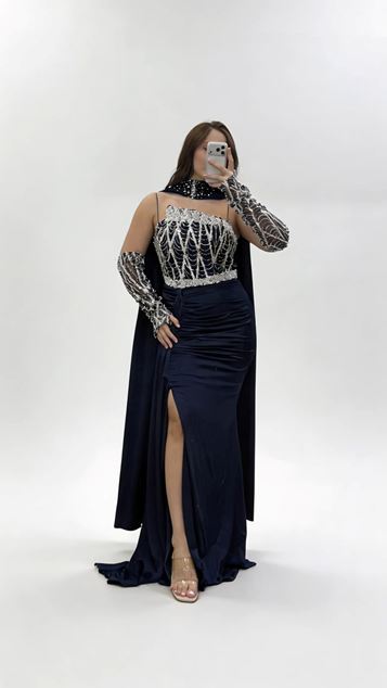 Vestido de noche de talla grande con falda drapeada azul marino y lazo tipo chal en el cuello