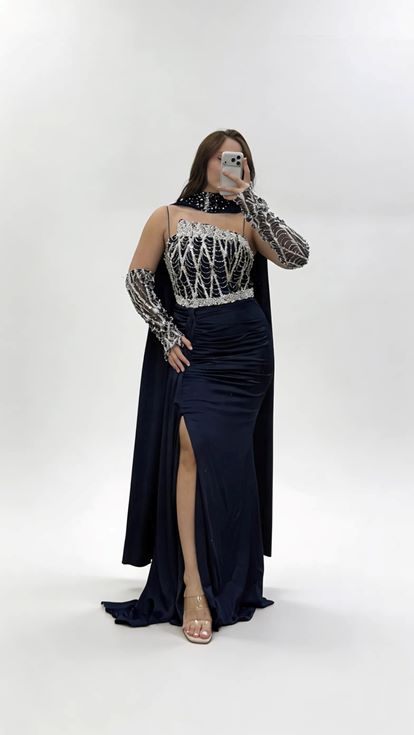 فستان سهرة أزرق داكن بمقاسات كبيرة، مزين بتنورة منسدلة وربطة شال عند الرقبة
