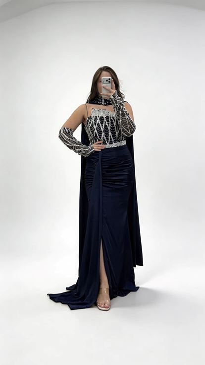 فستان سهرة أزرق داكن بمقاسات كبيرة، مزين بتنورة منسدلة وربطة شال عند الرقبة