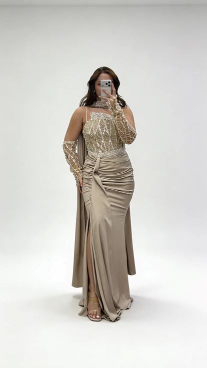 فستان سهرة ذهبي بمقاسات كبيرة مع ياقة برباط شال وتنورة منسدلة