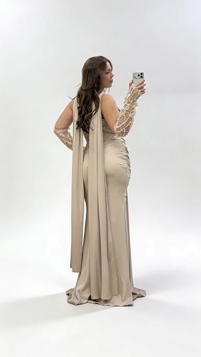 فستان سهرة ذهبي بمقاسات كبيرة مع ياقة برباط شال وتنورة منسدلة