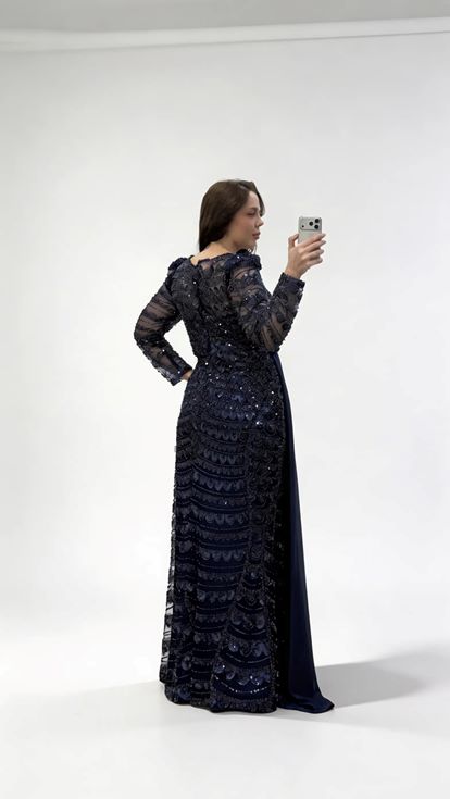 فستان سهرة أزرق داكن من الشيفون مزين بشال متقاطع مرصع بالترتر، بمقاسات كبيرة