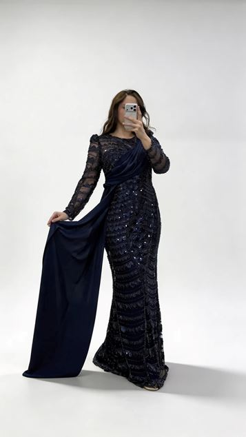 Marineblaues Chiffon Abendkleid in Übergröße mit Pailletten und Kreuz Schal Details